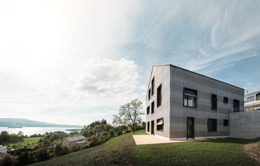 瑞士木屋，V型木柱支撑结构 / AERO Architekten