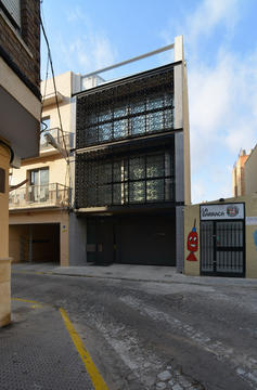 Una Casa entre Medianeras en Massanassa  / carlos gomez + eva alvarez