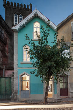 El chalé de las tres esquinas / Tiago do Vale Arquitectos