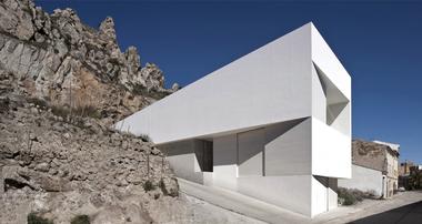 Casa en la Ladera de un Castillo / Fran Silvestre Arquitectos
