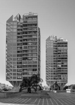 Clásicos de Arquitectura: Complejo Edilicio Alas III / Luis Rébora, Abel Ramírez y Alfredo Troilo   