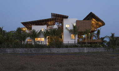 Casa de Playa en Guatemala   / Christian Ochaita  + Roberto Gálvez