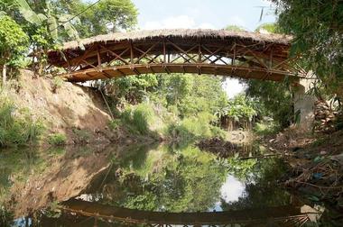 Puente Peatonal de Bambú es construído por la comunidad de Davao, Filipinas