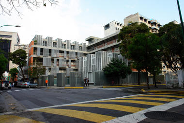 Escuela Municipal Carlos Soublette y Ambulatorio Bello Campo / ma+ micucci + arquitectos asociados