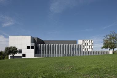 Edificio de Economía y Postgrado UNAV / Juan M. Otxotorena
