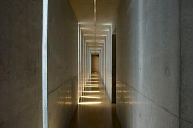 Casa con Ranuras / EASTERN Design Office