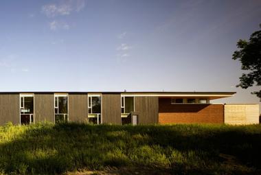 Centro de Servicios / Montgomery Sisam Architects