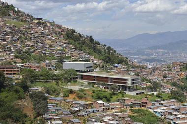 Escola Antonio Derka / Obranegra Arquitectos