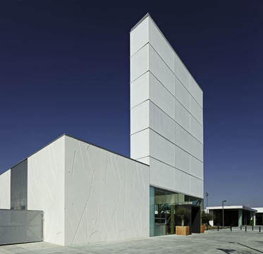 Centro Comercial La Almazara / Rafael Landete, Emilio Cortés