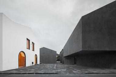 Archipiélago – Centro de Artes Contemporáneas / Menos é Mais Arquitectos + João Mendes Ribeiro Arquitecto