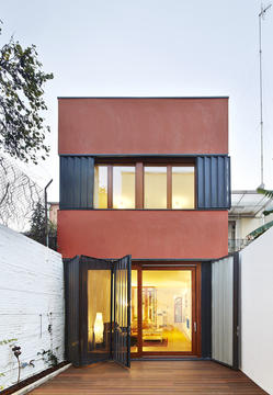 Vertical Patio House / Estudi NAO