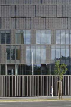 Situla Housing and Office Complex / Bevk Perovic