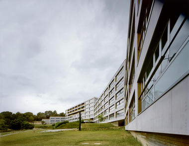 216 Social Dwellings for students and professors in Cerdanyola del Vallés / Bru Lacomba Setoain