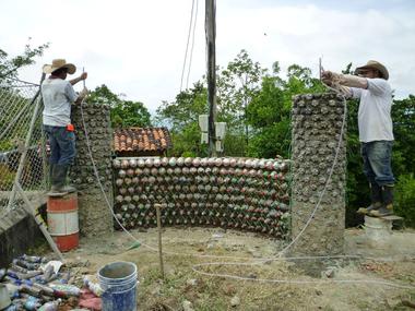 En Detalle: Construcción con botellas recicladas