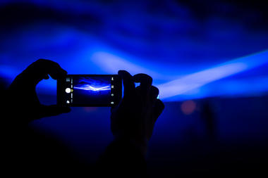 Artista holandés transforma el Museumplein de Amsterdam con su intervención 'Waterlicht'