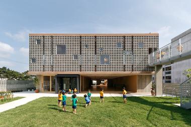 Kindergarten y Guardería Hanazono / HIBINOSEKKEI + Youji no Shiro