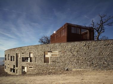 Centro de Salud y Viviendas para la Tercera Edad / IPOSTUDIO Architects