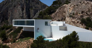 悬崖别墅 / Fran Silvestre Arquitectos