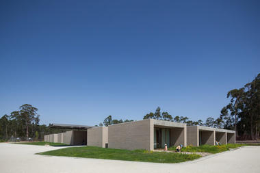 Centro Escolar Fonte de Angeão / Miguel Marcelino