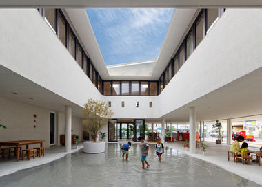 Jardín infantil y guardería D1 / HIBINOSEKKEI + Youji no Shiro 