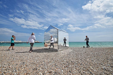 Mirrored Beach Hut / ECE Architecture + Creative Forager