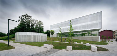 成人教育中心 & Playground / 1004arquitectos