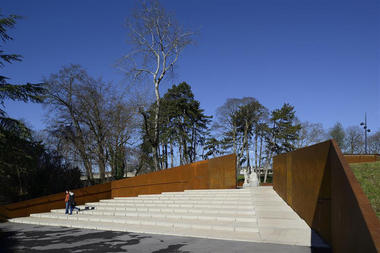 Um espaço para lembranças - Parc des Glacis / 2/3/4/