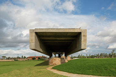   Driving range público  / Javier Corvalán + Laboratorio de Arquitectura