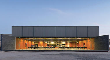 Comedor-Sala Múltiple Iron Mountain / Polidura + Talhouk Arquitectos