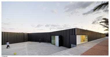 Piscinas, vestidores y sala polideportiva en Jesús / ARQUITECTURIA