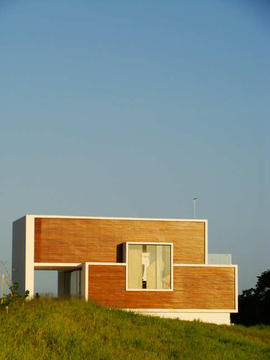 Bromelia House / Urban Recycle Architecture Studio