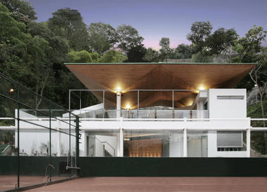 Italian-Venezuelan Centre New Services Building / Roberto Puchetti