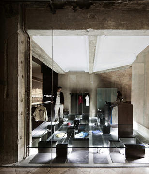 Horizontal Showcase / Paloma Baquero Masats + Juan Antonio Serrano García