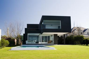 The Black House / Andres Remy Arquitectos
