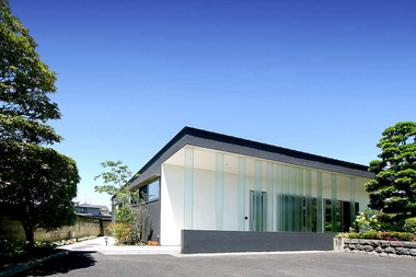 House With Glass Louvers / StudioGreenBlue