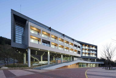 Dongdaemun-gu Jecheon Training Center / UOSarchitects