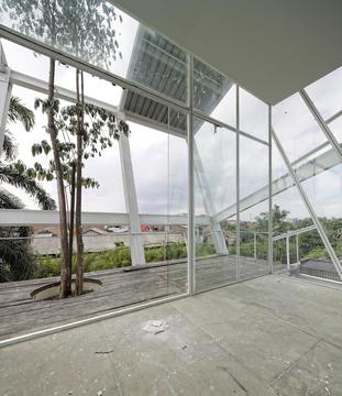 Gallery of Slanted House / Budi Pradono Architects  - 4