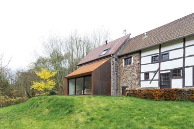 Ampliación Casa en Lustin / Puzzle's architecture