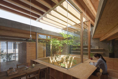 Shrimp法院/ UID Architects