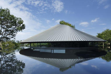 Salón Comunitario Cementerio Sayama Lakeside  / Hiroshi Nakamura & NAP