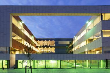 Simed健康关怀中心 / DHV Architects