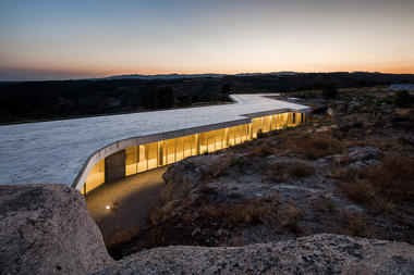 建在自然景观中品酒美食酒店 / Carvalho Araújo
