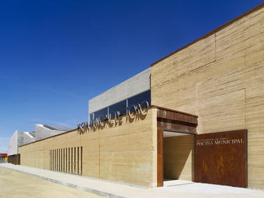 托罗室内游泳池 / Vier Arquitectos