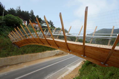 Pedestrian Bridge in Zapallar / Enrique Browne