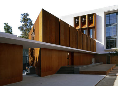 老人院和圣何塞教堂 / Peñín Architects
