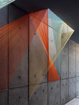 Arte y Arquitectura: Prisma, hilos que conducen al ilusorio espacio geométrico por Inés Esnal