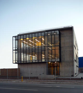 Edificio Corporativo SERINFO / +arquitectos