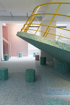 Instalación recrea un parque infantil brutalista en Londres