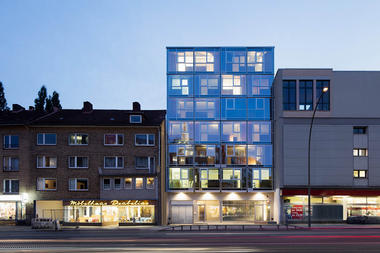 Edificio residencial y de oficinas / blauraum Architekten 