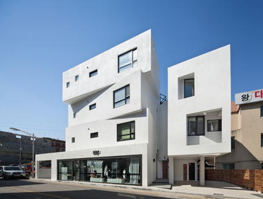 Inter White / Architects Group RAUM